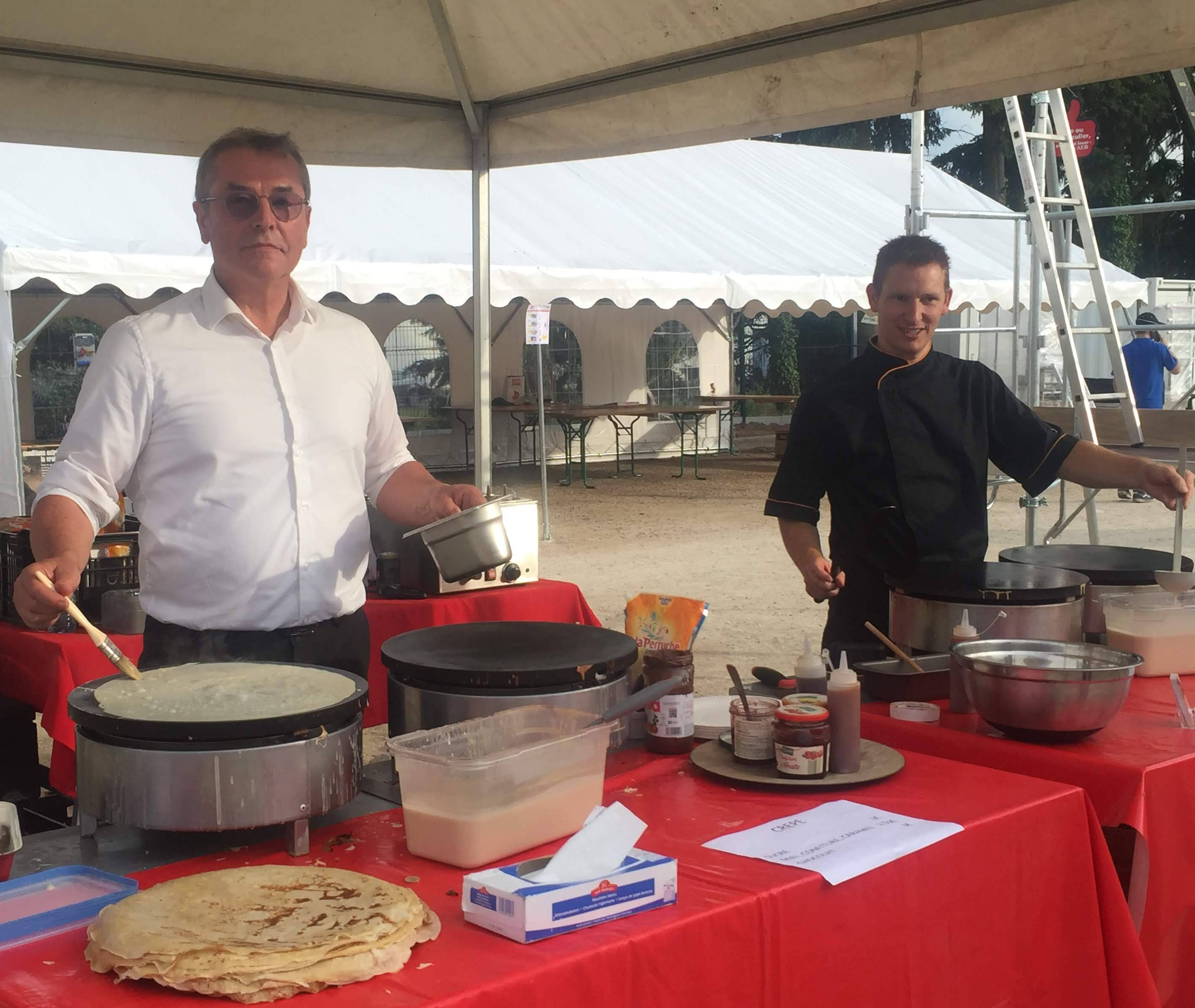 Deux crêpiers, quatre crêpières, 400 convives